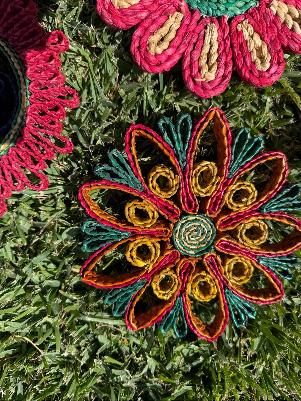 Set of 4 Handmade Woven Raffia Straw Floral Wall Decor Boho Folk Art Flowers - Picture 6 of 6